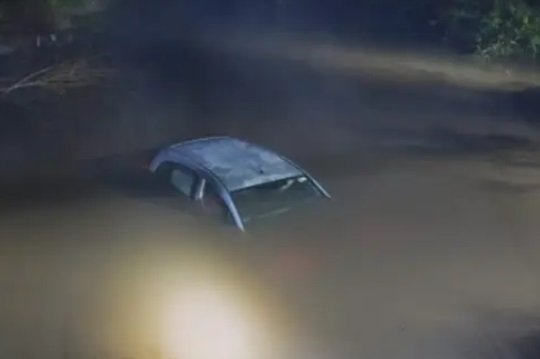 Un auto cayó a un cauce de agua en Entre Ríos y un familiar rescató a sus dos ocupantes Un auto cayó a un cauce de agua en Entre Ríos y un familiar rescató a sus dos ocupantes