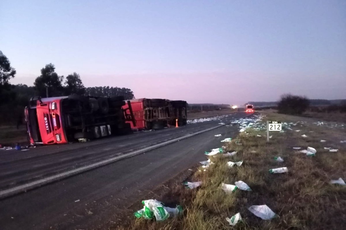 Un vuelco en ruta 14 produjo largas filas y demoras en el tr谩nsito. Un vuelco en ruta 14 produjo largas filas y demoras en el tr谩nsito.
