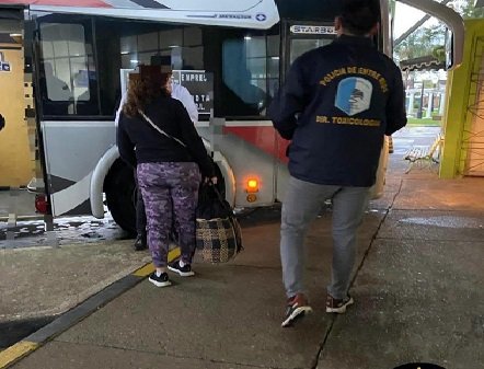 Secuestraron cocaÃna a un hombre que viajaba en un micro. Secuestraron cocaÃna a un hombre que viajaba en un micro.
