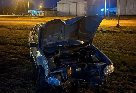 Despist贸 e impacto contra un poste para luego terminar chocando otro poste. Despist贸 e impacto contra un poste para luego terminar chocando otro poste.