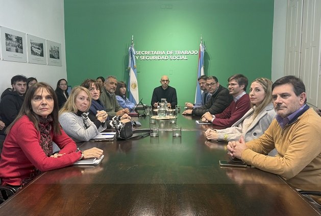 El gobierno present贸 una propuesta salarial a los gremios estatales y la paritaria pas贸 a cuarto intermedio. El gobierno present贸 una propuesta salarial a los gremios estatales y la paritaria pas贸 a cuarto intermedio.