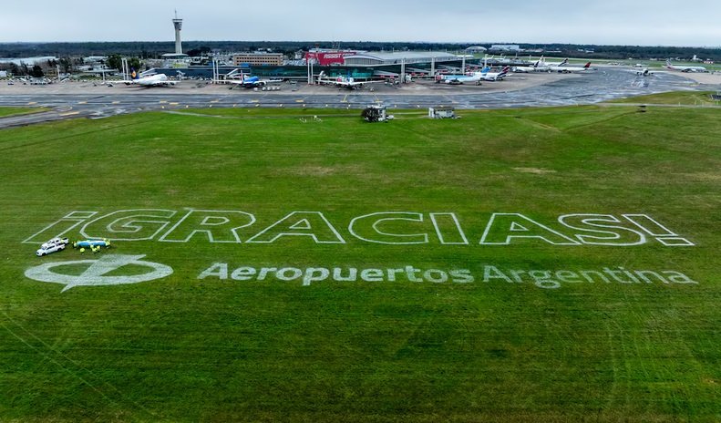 La Selección llegó al país tras el segundo lugar en el Mundial: una multitud se agolpó en Ezeiza para saludar al plantel. La Selección llegó al país tras el segundo lugar en el Mundial: una multitud se agolpó en Ezeiza para saludar al plantel.
