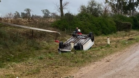 Un automóvil perdió el control y volcó en Villa Elisa. Un automóvil perdió el control y volcó en Villa Elisa.