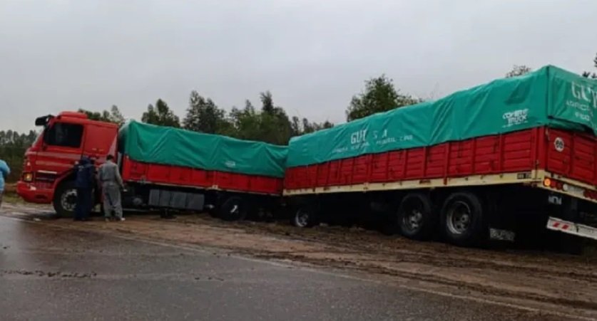 Los Charrúas: un camión despistó en la ruta tras romperse la manguera de aire. Los Charrúas: un camión despistó en la ruta tras romperse la manguera de aire.