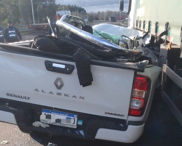 Dos personas fallecieron tras un grave siniestro vial a la altura del peaje Yeruá. Dos personas fallecieron tras un grave siniestro vial a la altura del peaje Yeruá.