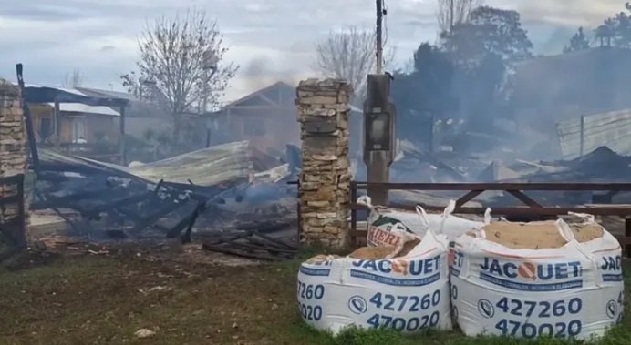 Un incendio consumió seis cabañas en Colón. Un incendio consumió seis cabañas en Colón.