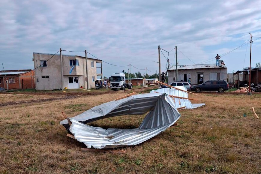 En La Criolla la tormenta dejó 35 casas sin techo y pone en riesgo el sustento económico zonal. En La Criolla la tormenta dejó 35 casas sin techo y pone en riesgo el sustento económico zonal.