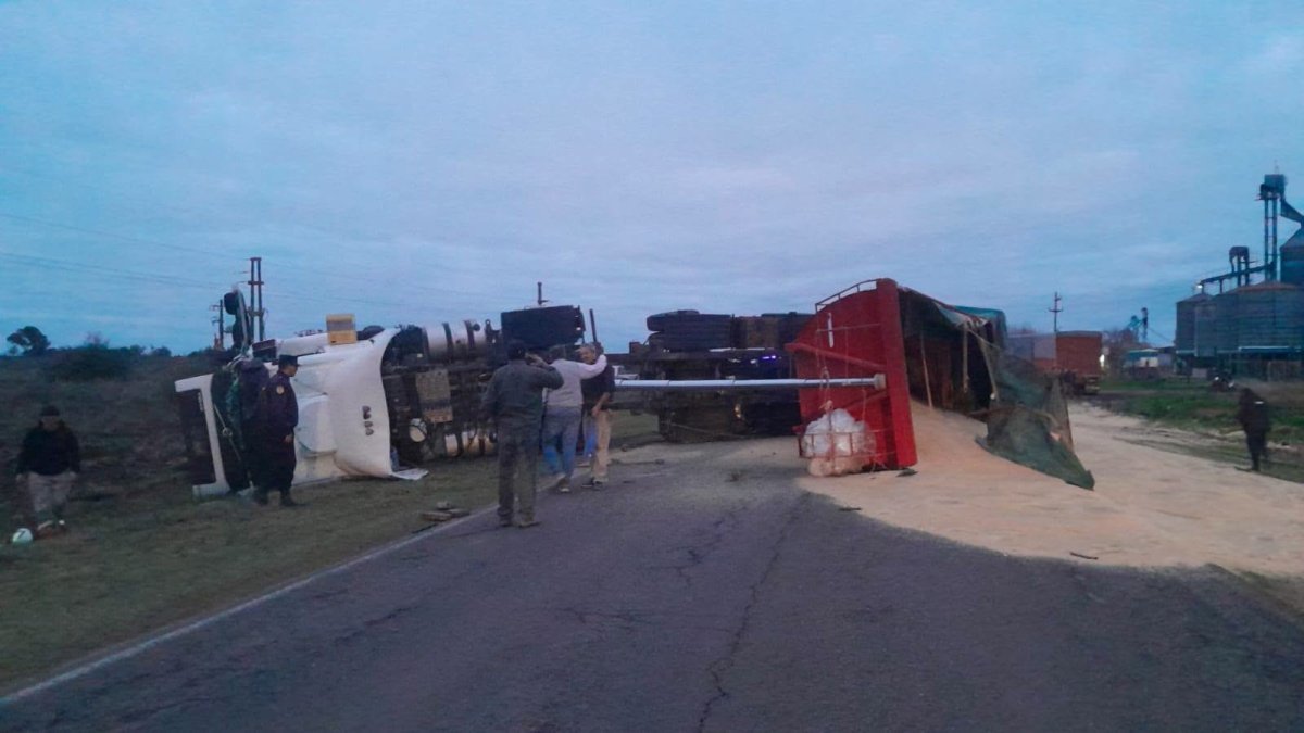 Un cami贸n cargado con arroz volc贸 en ruta 18. Un cami贸n cargado con arroz volc贸 en ruta 18.
