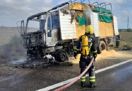 Un camión se incendio en autovía 14. Un camión se incendio en autovía 14.