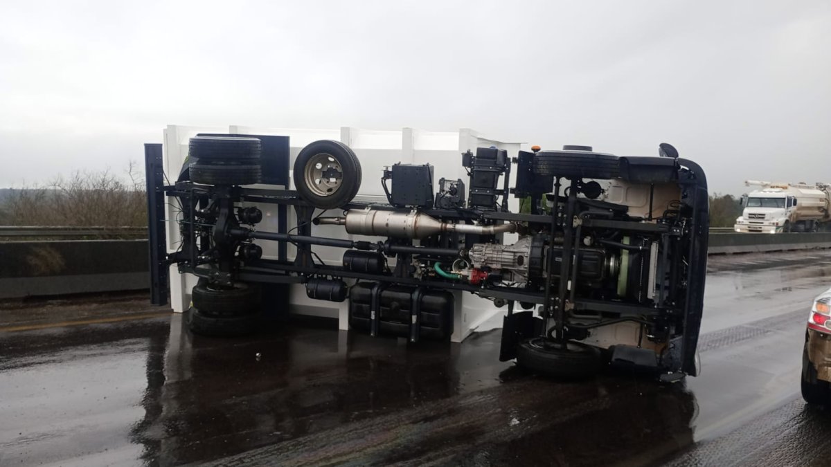 Un cami贸n que transportaba autom贸viles despist贸 y volc贸 en ruta 14. Un cami贸n que transportaba autom贸viles despist贸 y volc贸 en ruta 14.