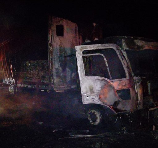 Un camión cargado con palest de arroz se incendió en ruta 14. Un camión cargado con palest de arroz se incendió en ruta 14.