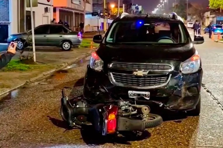 Falleció un joven tras fuerte colisión entre un automóvil y una moto en Concordia. Falleció un joven tras fuerte colisión entre un automóvil y una moto en Concordia.