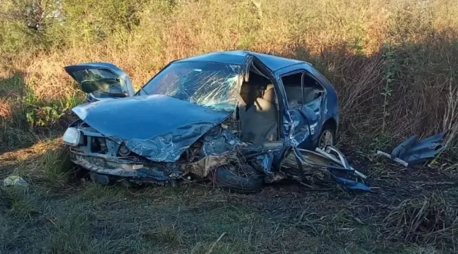 Choque frontal entre un camión y un automóvil, tres personas lesionadas. Choque frontal entre un camión y un automóvil, tres personas lesionadas.