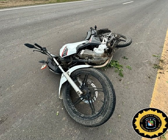 Una mujer resultó con lesiones tras caer de su moto en ruta 18. Una mujer resultó con lesiones tras caer de su moto en ruta 18.