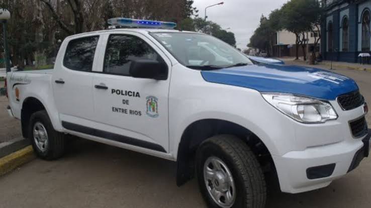 Puerto Yeru谩: funcionarios policiales salvaron a un ni帽o durante el temporal. Puerto Yeru谩: funcionarios policiales salvaron a un ni帽o durante el temporal.