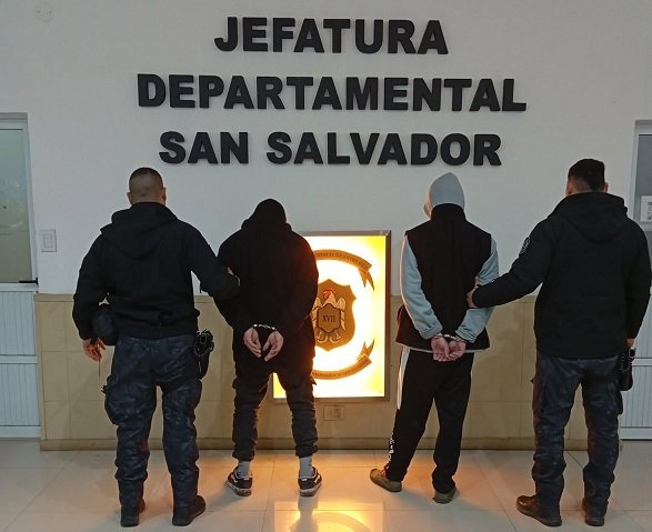 Robaron un celular y fueron detenidos a pocas cuadras del comercio. Robaron un celular y fueron detenidos a pocas cuadras del comercio.