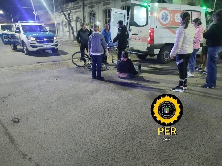 Una ciclista resulto lesionada al chocar una autom贸vil. Una ciclista resulto lesionada al chocar una autom贸vil.