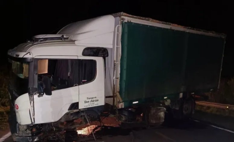 Camión chocó contra la cabecera de un puente y quedó atravesado en la ruta. Camión chocó contra la cabecera de un puente y quedó atravesado en la ruta.