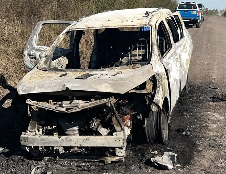 Las llamas devoraron una camioneta en pocos minutos. Las llamas devoraron una camioneta en pocos minutos.