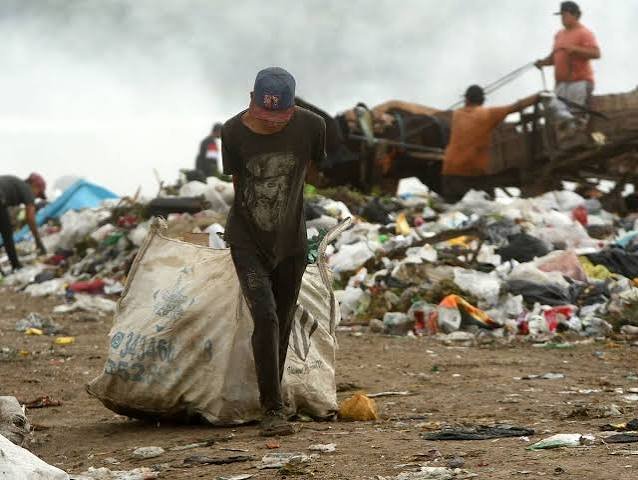 La pobreza habría vuelto a subir y calculan que sumó este año 1,7 millones de pobres en el país La pobreza habría vuelto a subir y calculan que sumó este año 1,7 millones de pobres en el país