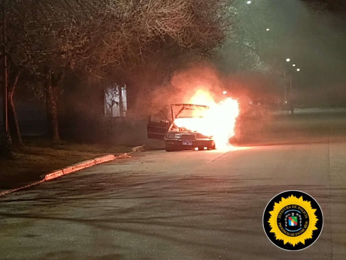 Falla eléctrica provocó un incendio que consumió por completo un vehículo: el conductor logró salir. Falla eléctrica provocó un incendio que consumió por completo un vehículo: el conductor logró salir.