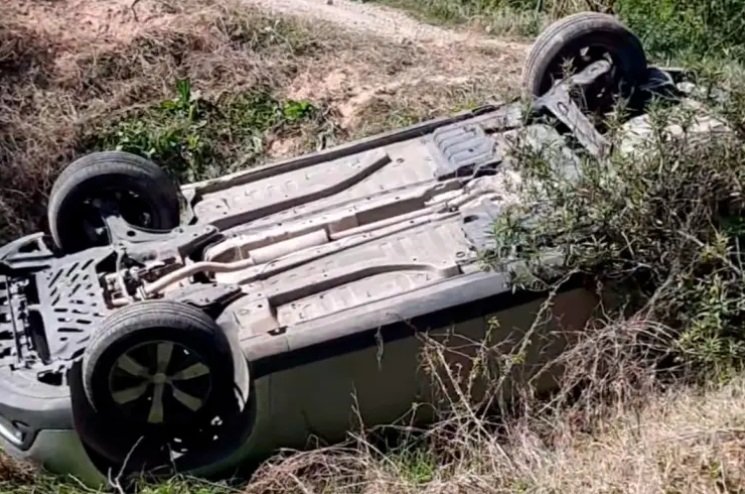 Una mujer volcó con su auto y fue socorrida por vecinos en Concepción del Uruguay Una mujer volcó con su auto y fue socorrida por vecinos en Concepción del Uruguay