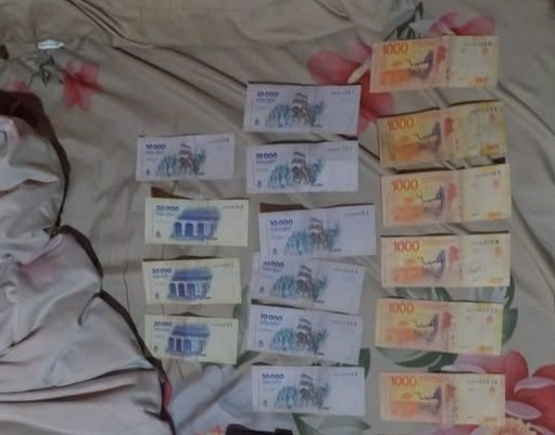 Una empleada sacaba dinero y la descubrieron a través de cámaras. Una empleada sacaba dinero y la descubrieron a través de cámaras.