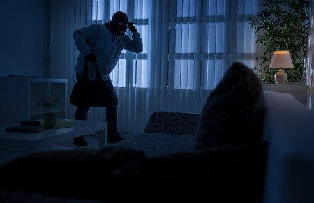 Un individuo ingreso a una casa mientras los propietarios dormían. Un individuo ingreso a una casa mientras los propietarios dormían.