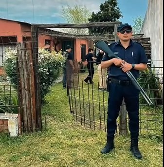 La policía identificó y recuperó lo robado en la vivienda. La policía identificó y recuperó lo robado en la vivienda.