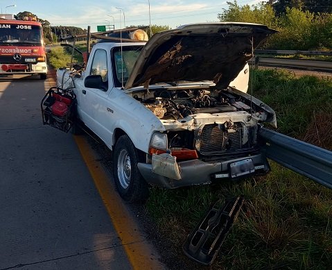 Un Sansalvadoreño resultó con lesiones de carácter graves al evadir chocar con un animal en ruta 14. Un Sansalvadoreño resultó con lesiones de carácter graves al evadir chocar con un animal en ruta 14.
