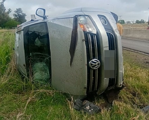 Una camioneta volcó en el acceso a Viale sobre ruta 18. Una camioneta volcó en el acceso a Viale sobre ruta 18.