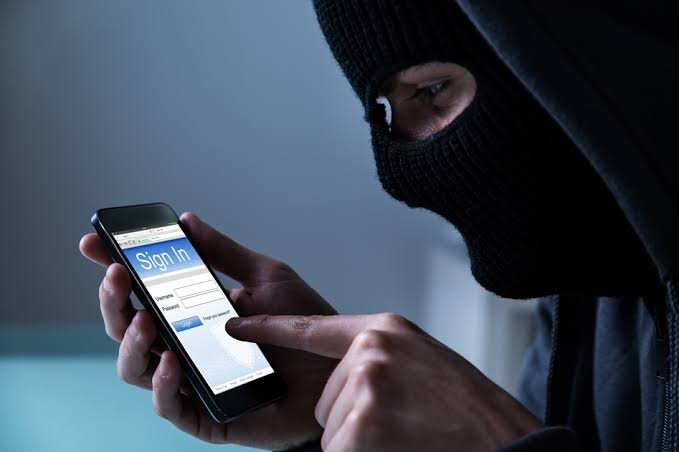La policía advierte sobre estafas en nuestra ciudad. La policía advierte sobre estafas en nuestra ciudad.