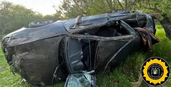 Intentó esquivar un pozo, perdió el control de vehículo y terminó volcando. Intentó esquivar un pozo, perdió el control de vehículo y terminó volcando.