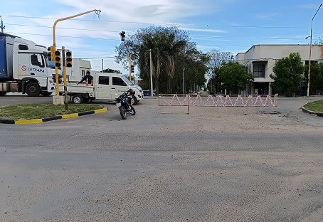 El semáfaro de Av. de los Ruso y ruta 18 fuera de servicio. El semáfaro de Av. de los Ruso y ruta 18 fuera de servicio.