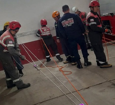 Bomberos realizan capacitación en cuerdas. Bomberos realizan capacitación en cuerdas.
